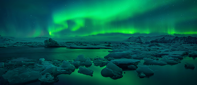 a photo of the Northern Lights over Jokulsarlon Lagoon