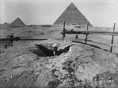 An image of the Sphinx from 1925 shows the short, dead-end shaft on top of the head\ 400x298